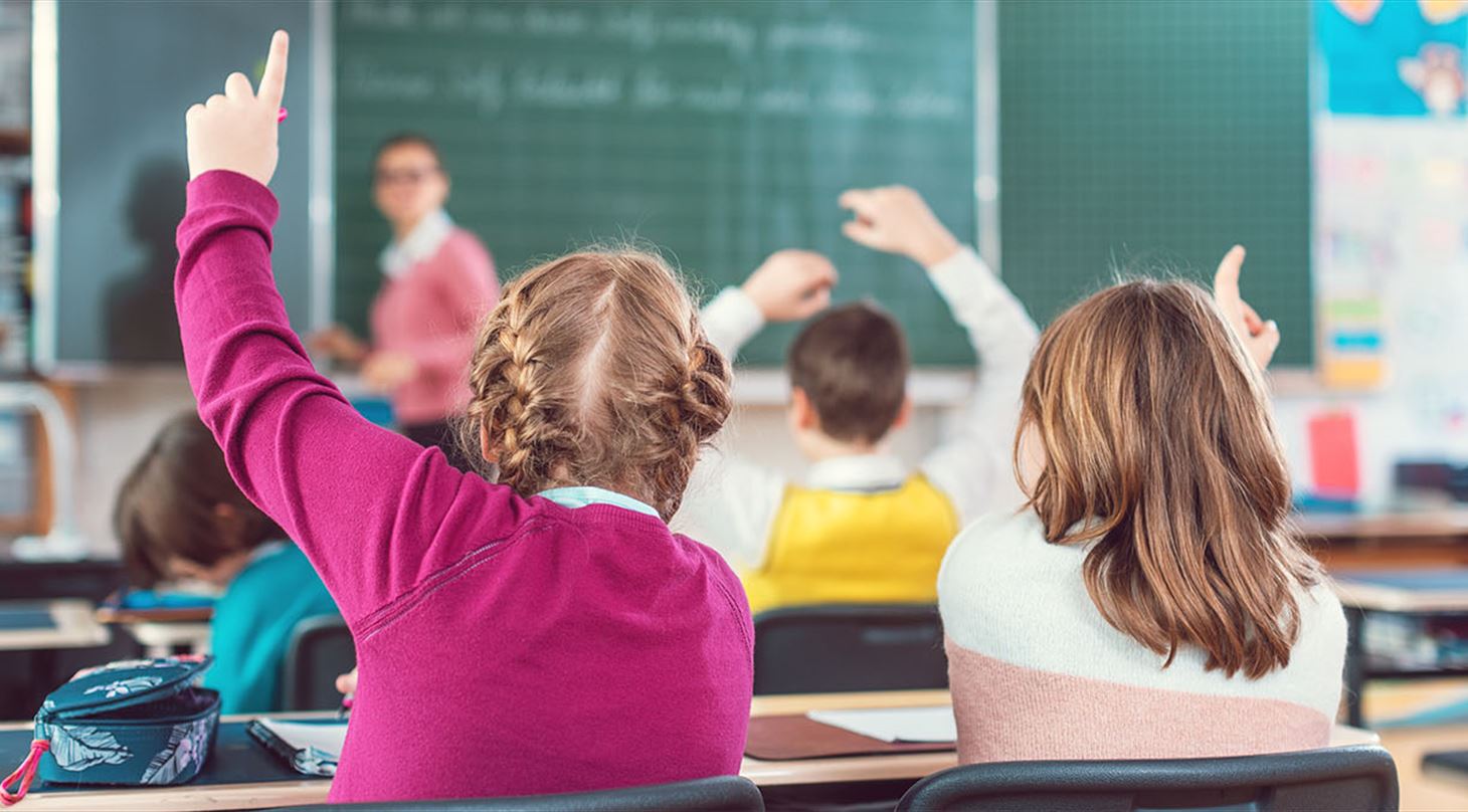 Skoleb�rn som r�kker h�nderne op